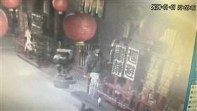 ▲男子破壞被監視器拍下。（圖／翻攝自全臺首邑縣城隍廟粉絲專頁）