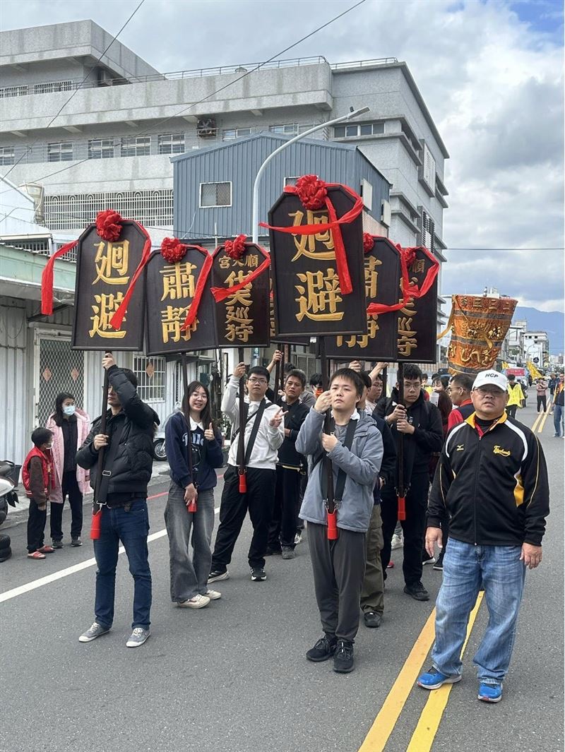 學生舉旨牌（圖／翻攝自臺東順天宮 蘇府大二三王爺粉絲專頁）