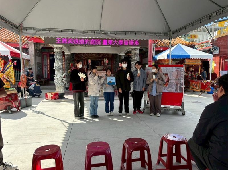 大學生走入廟埕（圖／翻攝自臺東 順天宮 蘇府大二三王爺粉絲專頁）