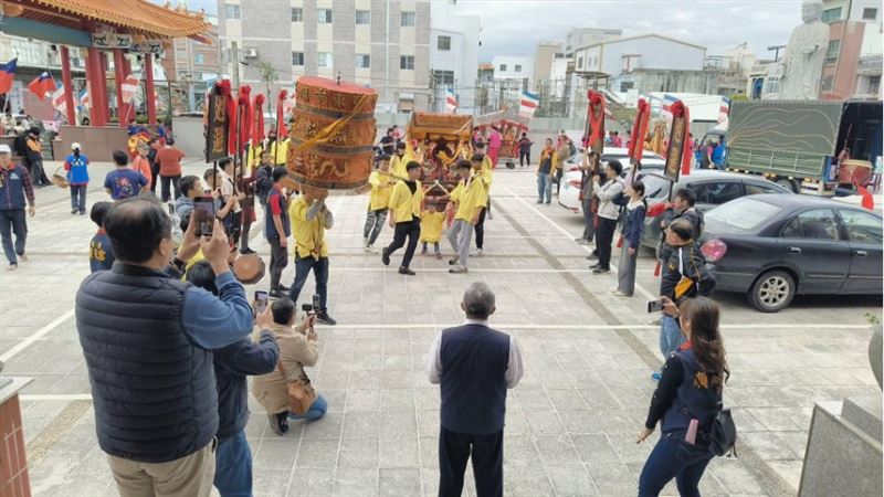 學生舉旨牌（圖／翻攝自臺東 順天宮 蘇府大二三王爺粉絲專頁）