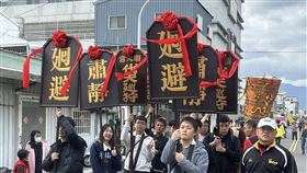 ▲學生舉旨牌（圖／翻攝自台東順天宮 蘇府大二三王爺粉絲專頁）