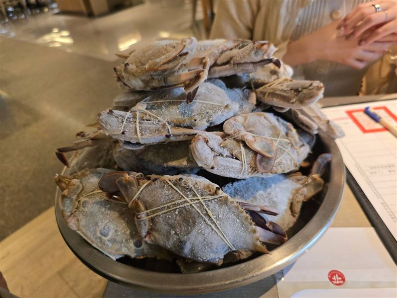 遠東Caf&eacute;自助餐廳的三點蟹被檢出重金屬鎘。（台北市衛生局提供）