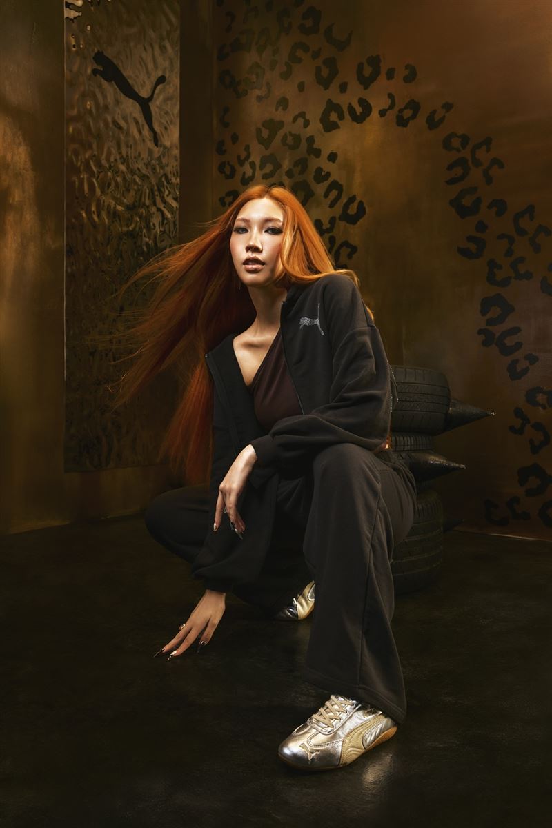 Karencici完美駕馭PUMA經典薄底鞋SPEEDCAT Silver #奢光銀。（圖／品牌業者提供）