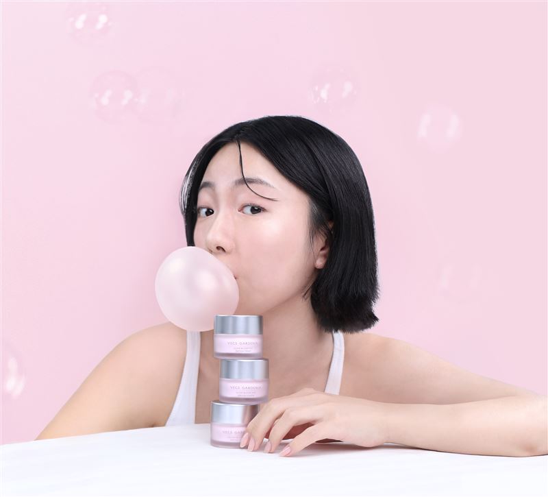 嘉丹妮爾「粉能亮胜肽澎潤霜」以台灣白花蝴蝶蘭萃煉天然修護能量，一抹有感打造澎潤水亮肌。（圖／品牌業者提供）