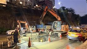 首頁 / 地方
基隆麥金路管線漏水搶修 4.6萬戶用水受影響
2026/1/15 19:17（1/15 19:31 更新）
基隆市麥金路自來水管線破裂漏水，台灣自來水公司從15日下午5時起至16日下午4時進行搶修，期間停水及降壓供水用戶估達4萬6715戶。（讀者提供）