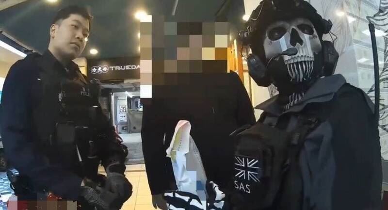 花蓮市一名女子穿著角色扮演的裝備在市區行走，引發民眾恐慌，遭警察帶回調查。（圖／翻攝畫面）