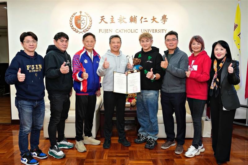 輔大校長藍易振親手將傑出校友獎座頒發給吳奇隆，提到當年他雖然已是紅遍亞洲的偶像，但在校園裡卻完全沒有架子。（圖／翻攝自藍易振Threads）