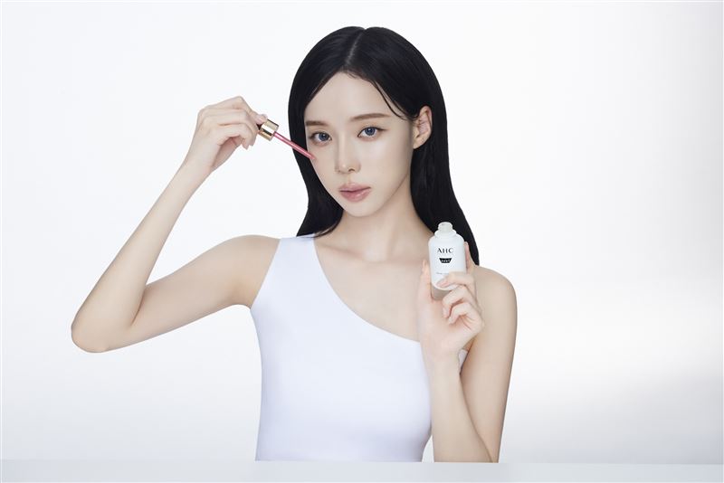 aespa成員WINTER表示自己第一次使用眼霜就非常有感。（圖／品牌提供）