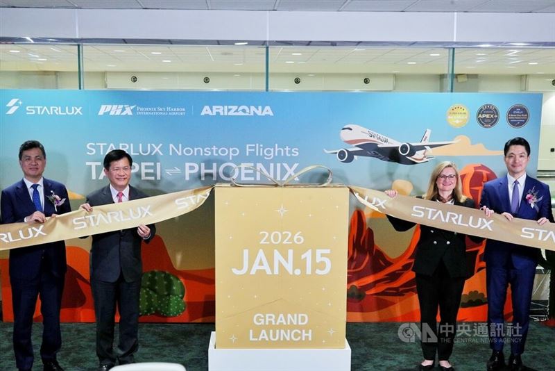 星宇航空15日開航北美第5個航點鳳凰城,首航慶祝活動在桃園國際機場第2航廈舉行,包含外交部長林佳龍(左2)、台北市長蔣萬安(右)、美國亞利桑納州鳳凰城市長蓋雷哥(Kate Gallego)(右2)、星宇航空執行長翟健華(左)等人共同見證歷史時刻