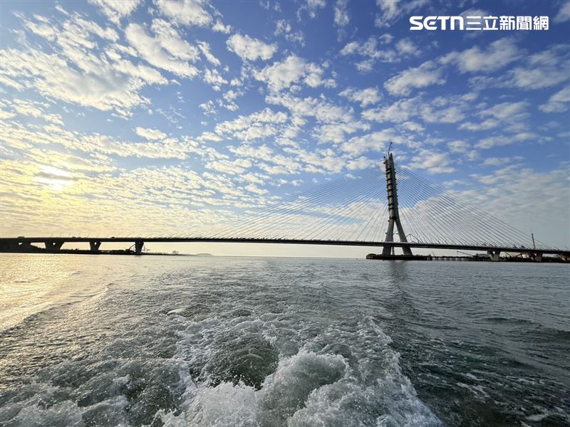 淡江大橋正在進行斜索阻尼系統、景觀燈柱安裝及高性能GUSS瀝青鋪設等作業，預計3月底4月初相關作業載具會全數撤除。（圖／記者李育道攝影）