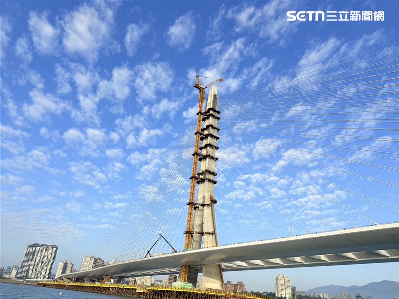 淡江大橋鋼索仍在微調，單塔塔吊尚未拆除。（圖／記者李育道攝影）