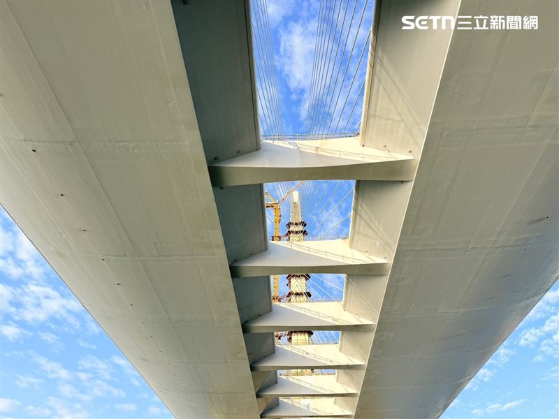 目前民眾坐船可直接穿越淡江大橋橋下，看上不同美景。（圖／記者李育道攝影）