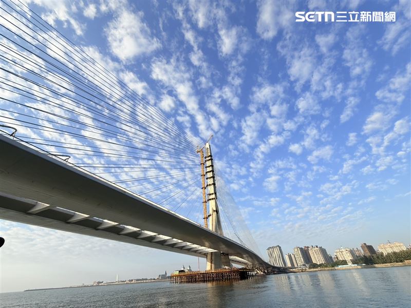 淡江大橋工程已進入收尾階段。（圖／記者李育道攝影）