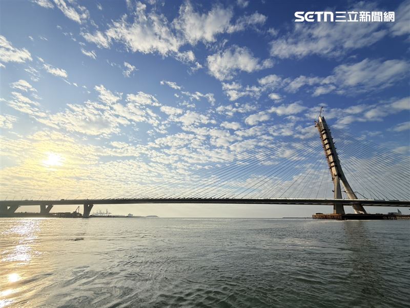 淡江大橋搭配夕陽相當優美。（圖／記者李育道攝影）