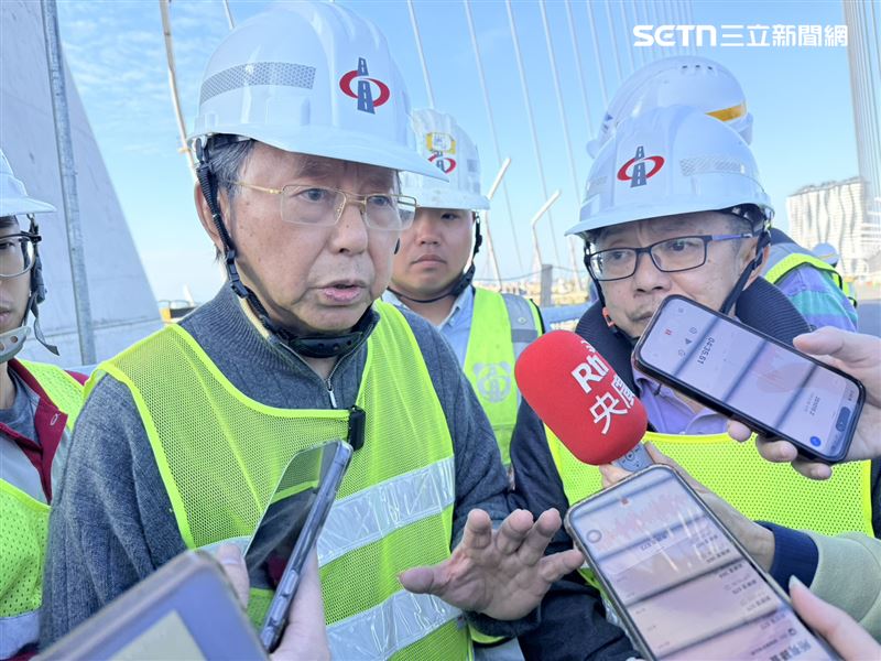 陳吉輝表示，GUSS材料成本約為一般道路瀝青的4倍，但長期維修需求低，換算整體社會成本反而更划算。（圖／記者李育道攝影）