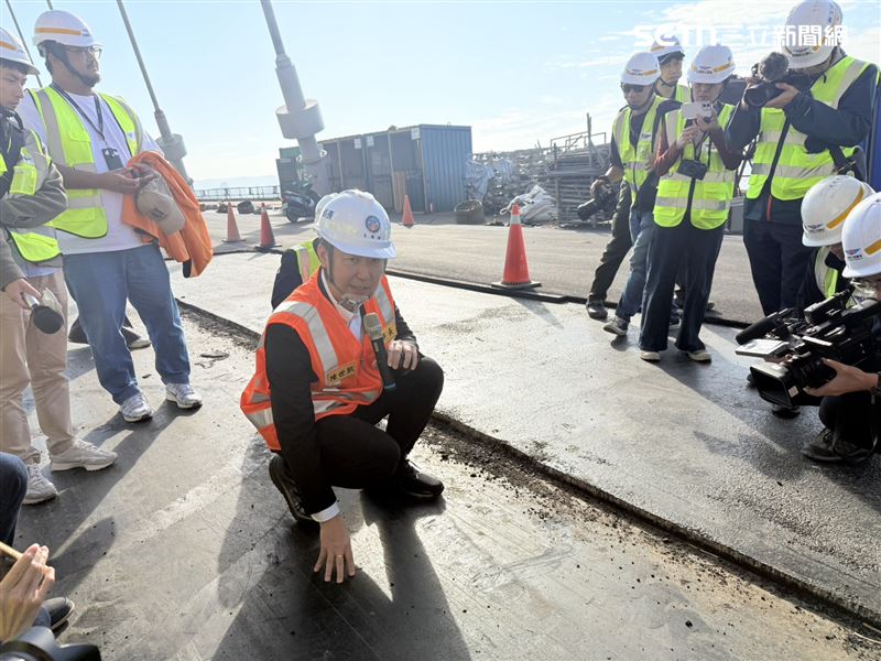 陳世凱說明，淡江大橋橋面鋪設為雙層結構，下層4公分為GUSS瀝青混凝土，上層再鋪4公分改質瀝青混凝土。（圖／記者李育道攝影）