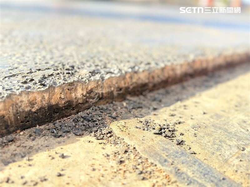 淡江大橋4公分改質瀝青混凝土，走起來相當舒適。（圖／記者李育道攝影）