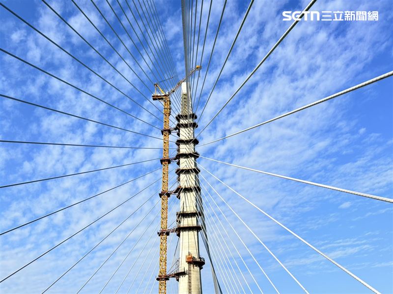 淡江大橋斜拉鋼索。（圖／記者李育道攝影）
