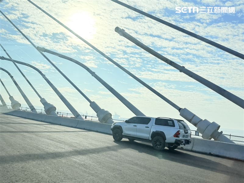 淡江大橋的景觀燈柱，長度從10公尺到27公尺不等，由於橋上風很大，強固性相當重要，且每隻都是斜的，從20度到70度都有，目前工程僅剩46支裝設。（圖／記者李育道攝影）