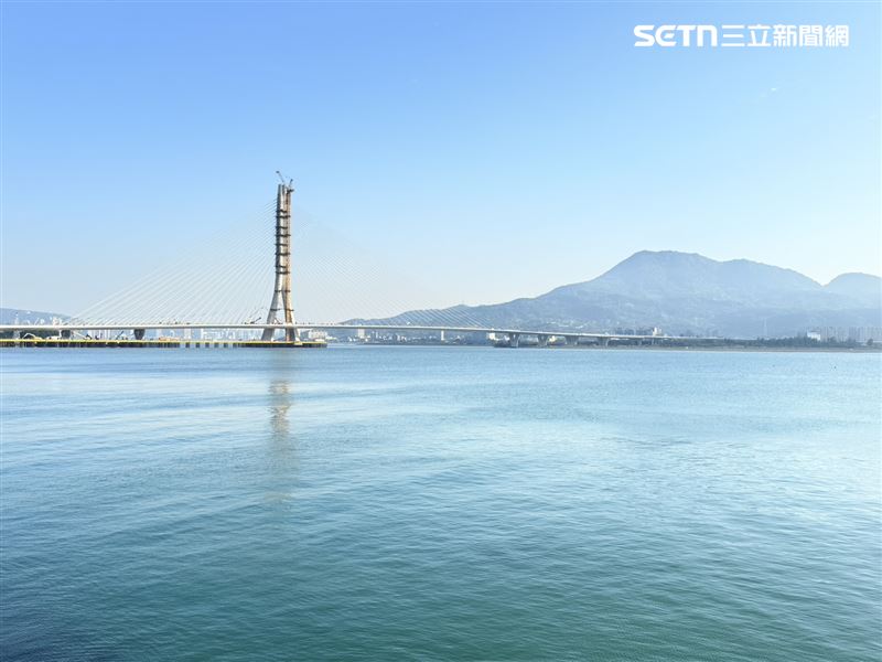 飛往桃園機場飛機可俯瞰台灣新國門「淡江大橋」。（圖／記者李育道攝影）