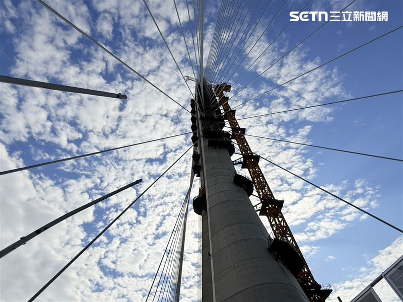 淡江大橋主塔。（圖／記者李育道攝影）