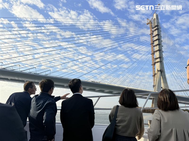 交通部長陳世凱視察淡江大橋。（圖／記者李育道攝影）