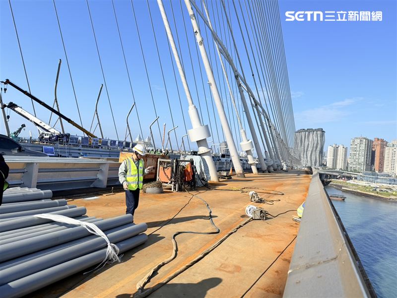 淡江大橋側邊人行道。（圖／記者李育道攝影）