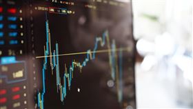 美股多頭邁入第16年，外資買盤強勁湧入，持股比重突破18%。貝萊德建議長線布局AI概念龍頭ETF如009813，聚焦微軟、Google、亞馬遜等六大科技巨頭，抗震動、拚成長。在高檔震盪盤中，穩健參與美股長期紅利更勝頻繁進出。（示意圖／PIXABAY）