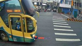 墾丁,高雄,屏東,屏東縣,恆春鎮,枋寮鄉,客運,路口,違規,客運,車輛,闖紅燈。（圖／翻攝自WoWtchout－地圖型行車影像分享平台）
