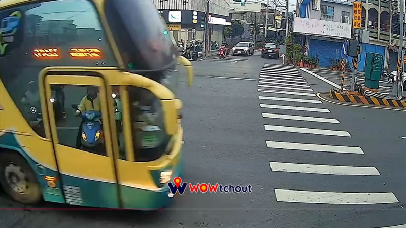 這段畫面被投稿到YouTube頻道「WoWtchout－地圖型行車影像分享平台」，並寫下「難怪現在沒人要去墾丁」。（圖／翻攝自WoWtchout－地圖型行車影像分享平台）