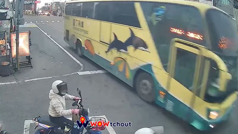 往返高雄、墾丁的客運搶快闖紅燈，高速通過路口，畫面相當驚險。（圖／翻攝自WoWtchout－地圖型行車影像分享平台）