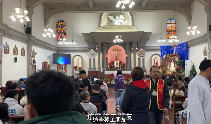 影片透露假日主要消費族群已轉為移工朋友。（圖／翻攝自Youtube）