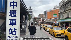 走跳保羅與Tiff」日前拍片介紹桃園中壢火車站的美食地圖。（圖／翻攝自Youtube）