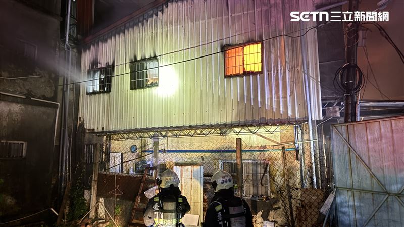 台中烏日深夜大火狂燒12戶民宅，53歲單親媽遭重物壓住，命喪火窟。（圖／翻攝畫面）