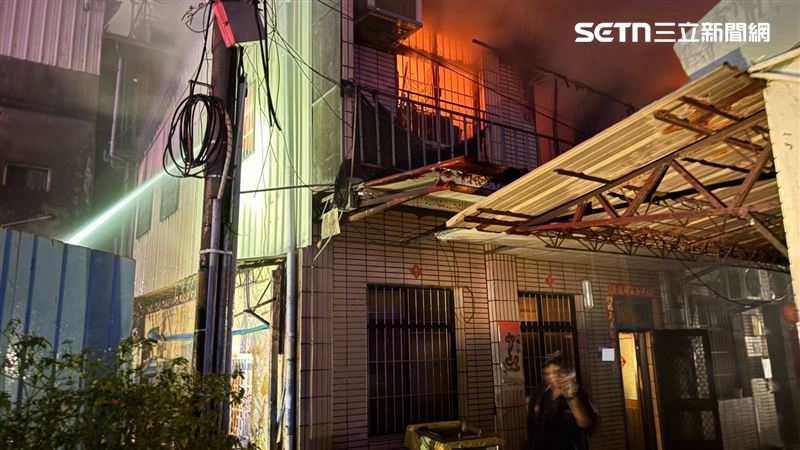 台中烏日深夜火警，火勢一發不可收拾，延燒12戶民宅。（圖／翻攝畫面）