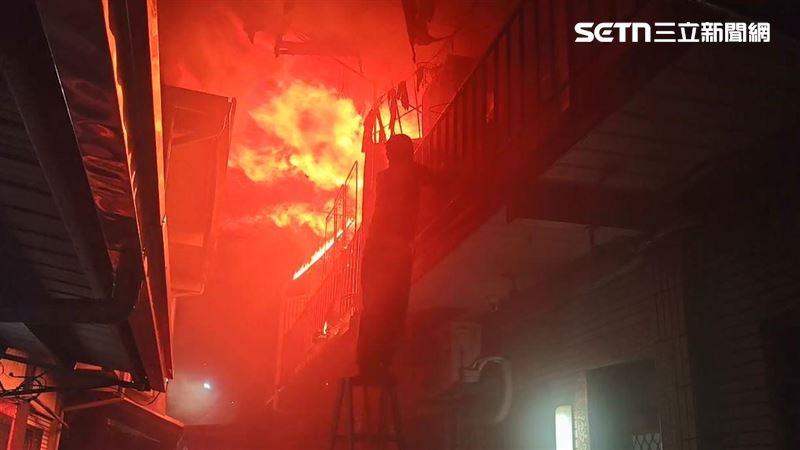 台中烏日深夜大火狂燒12戶民宅，53歲單親媽遭重物壓住，命喪火窟。（圖／翻攝畫面）