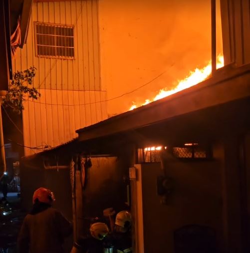屏東縣屏東市中正路巷內今天（16日）凌晨，一處2層樓民宅發生死亡火警。（圖／翻攝畫面）