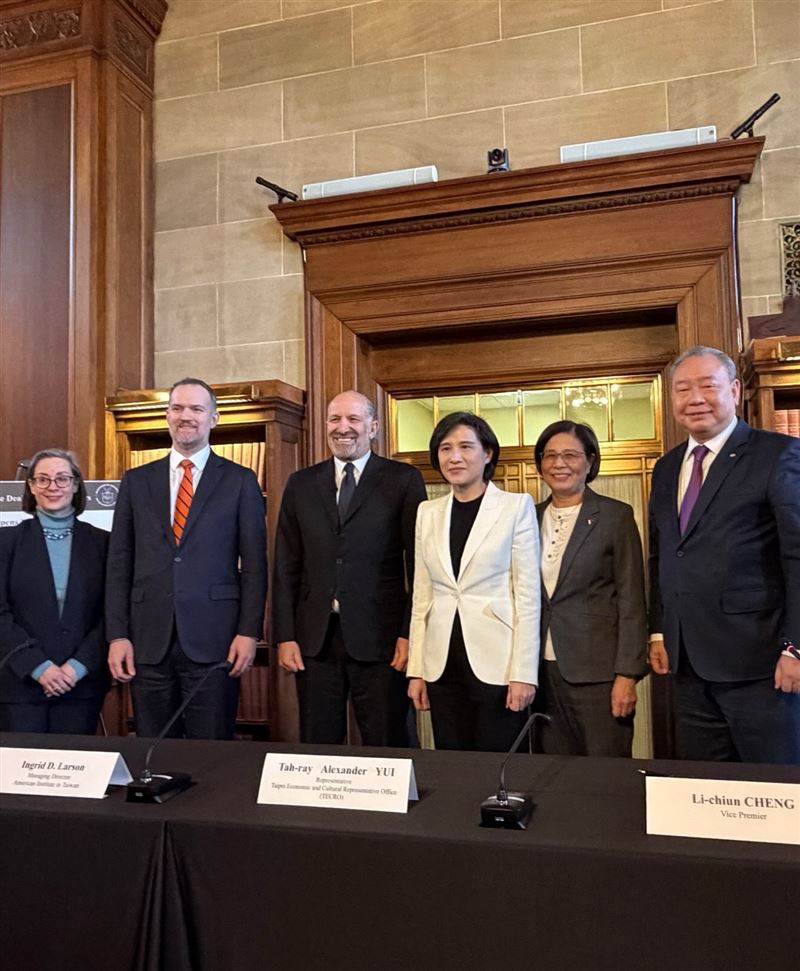 台美雙方簽署MOU後合影，由左至右依序為：AIT執行理事藍鶯、美國貿易代表署大使葛里爾、美國商務部長盧特尼克、行政院副院長鄭麗君、政委楊珍妮、駐美代表處大使俞大㵢（圖／行政院提供）