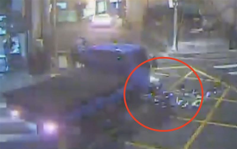 林男連人帶車慘摔滑行與小貨車發生碰撞。（圖／翻攝畫面）