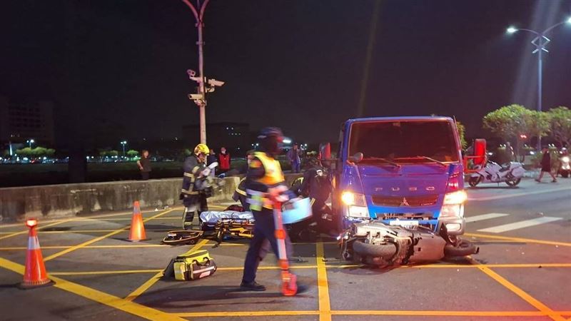 機車騎士連人帶車慘摔，當場失去生命跡象。（圖／翻攝畫面）