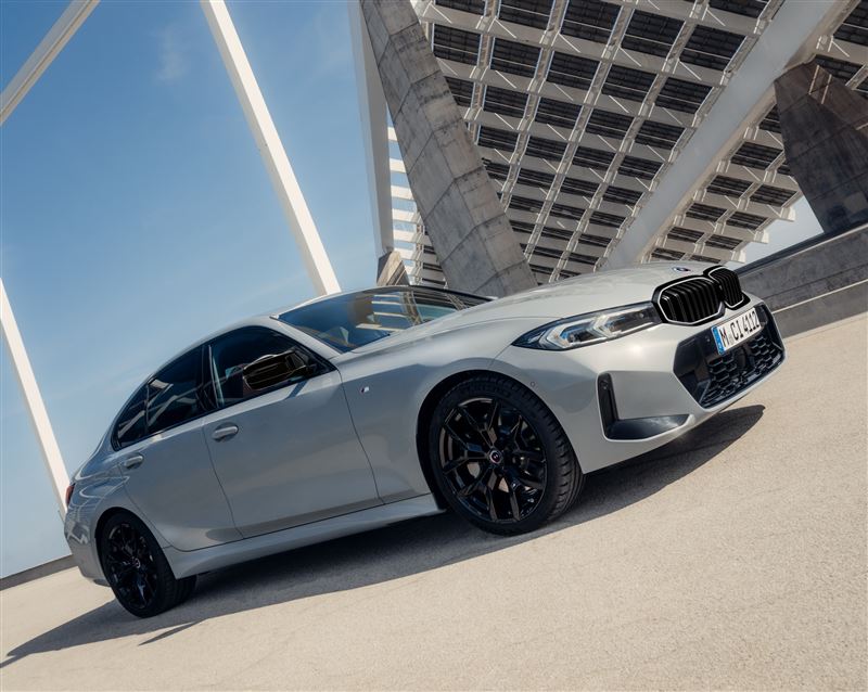 BMW 3系列總令車迷翹首以盼，為回饋廣大車主的支持，此次也特別推出「50周年進階套件」限時禮遇。（圖／BMW提供）