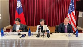 台美關稅貿易談判新聞說明會:鄭麗君副院長(中)、楊珍妮政委(左)、俞大㵢大使(右)（圖／翻攝自Taiwan in the US臉書）