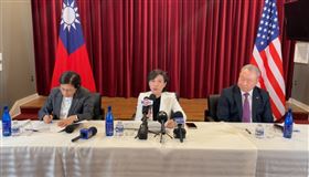 台美關稅貿易談判新聞說明會:鄭麗君副院長(中)、楊珍妮政委(左)、俞大㵢大使(右)（圖／翻攝自Taiwan in the US臉書）