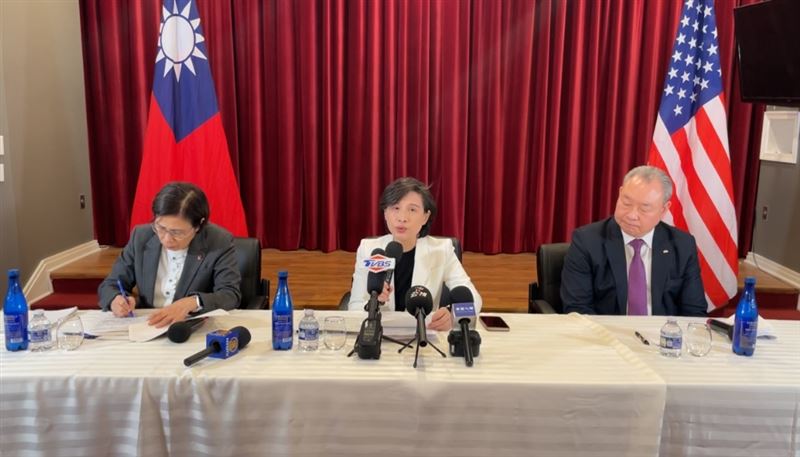 台美關稅貿易談判新聞說明會:鄭麗君副院長(中)、楊珍妮政委(左)、俞大㵢大使(右)（圖／翻攝自Taiwan in the US臉書）