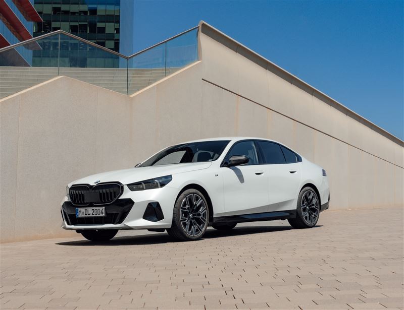 全新BMW 5系列突破既有框架，以兼顧純粹駕駛樂趣與全方位表現的產品實力，持續鞏固其於中大型豪華房車級距中的標竿地位。（圖／BMW提供）