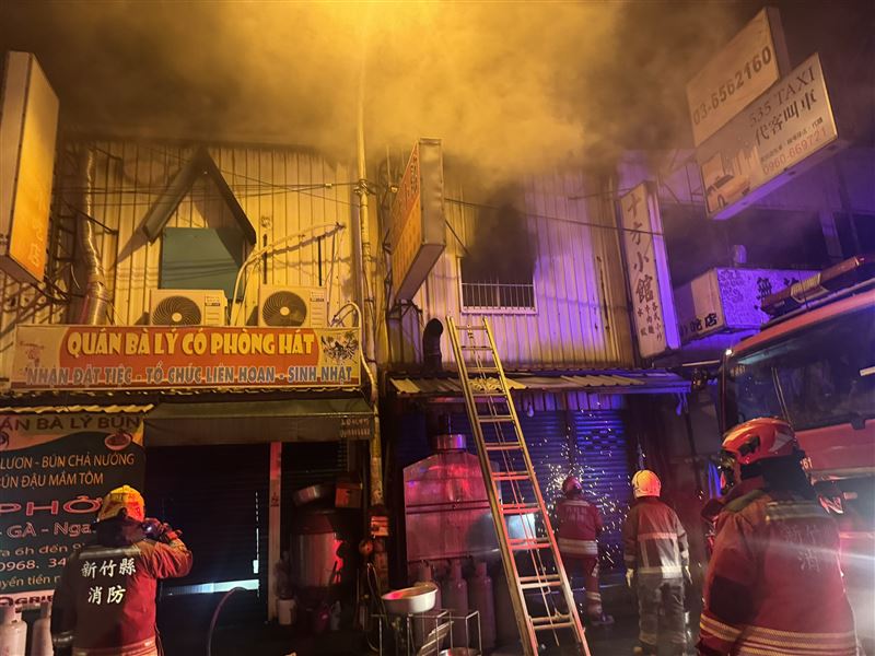 新竹縣竹北一處鐵皮屋火警悶燒，救出的2人一度沒生命跡象。（圖／翻攝畫面）