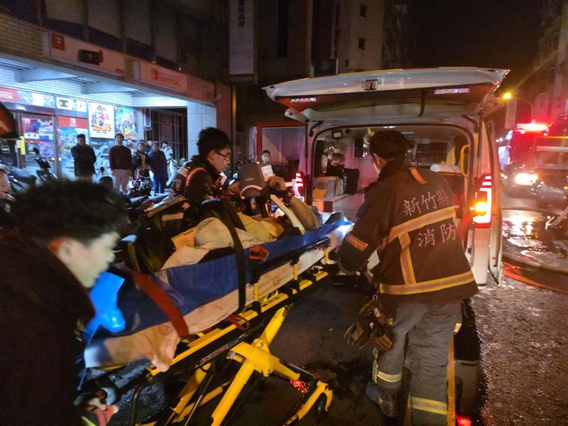 兩名越南籍傷者救出時一度沒生命徵象，目前仍在醫院搶救。（圖／翻攝畫面）