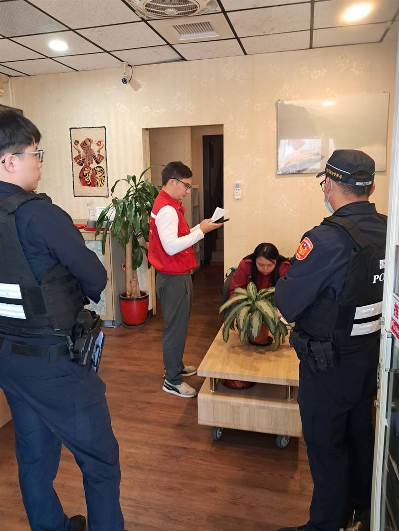 土城某養生館有違反建築法規之公安缺失，土城分局運用第三方警政，張貼黃單限期改善，並由工務局依法裁罰新臺幣18萬元。（圖／土城分局提供）