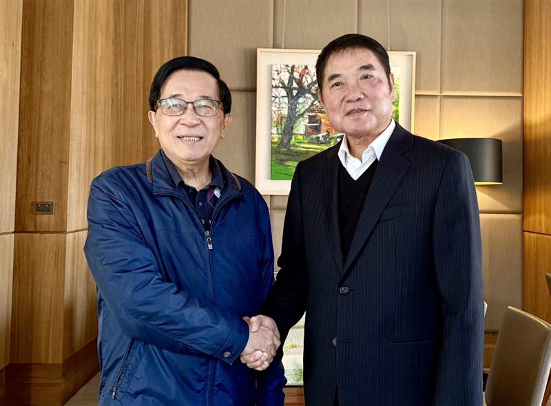 鍾東錦（右）近日會面陳水扁（左），兩人早在民國七十六年就認識。（圖／翻攝自鍾東錦臉書）