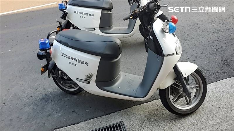 北投分局蘇姓警員騎車攔阻闖紅燈車輛遭撞。（圖／翻攝畫面）